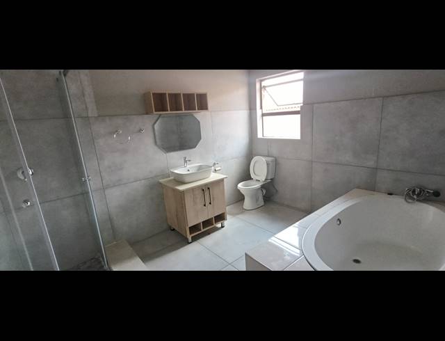 4 BEDROOM DUPLEX TO LET IN MODEL PARK